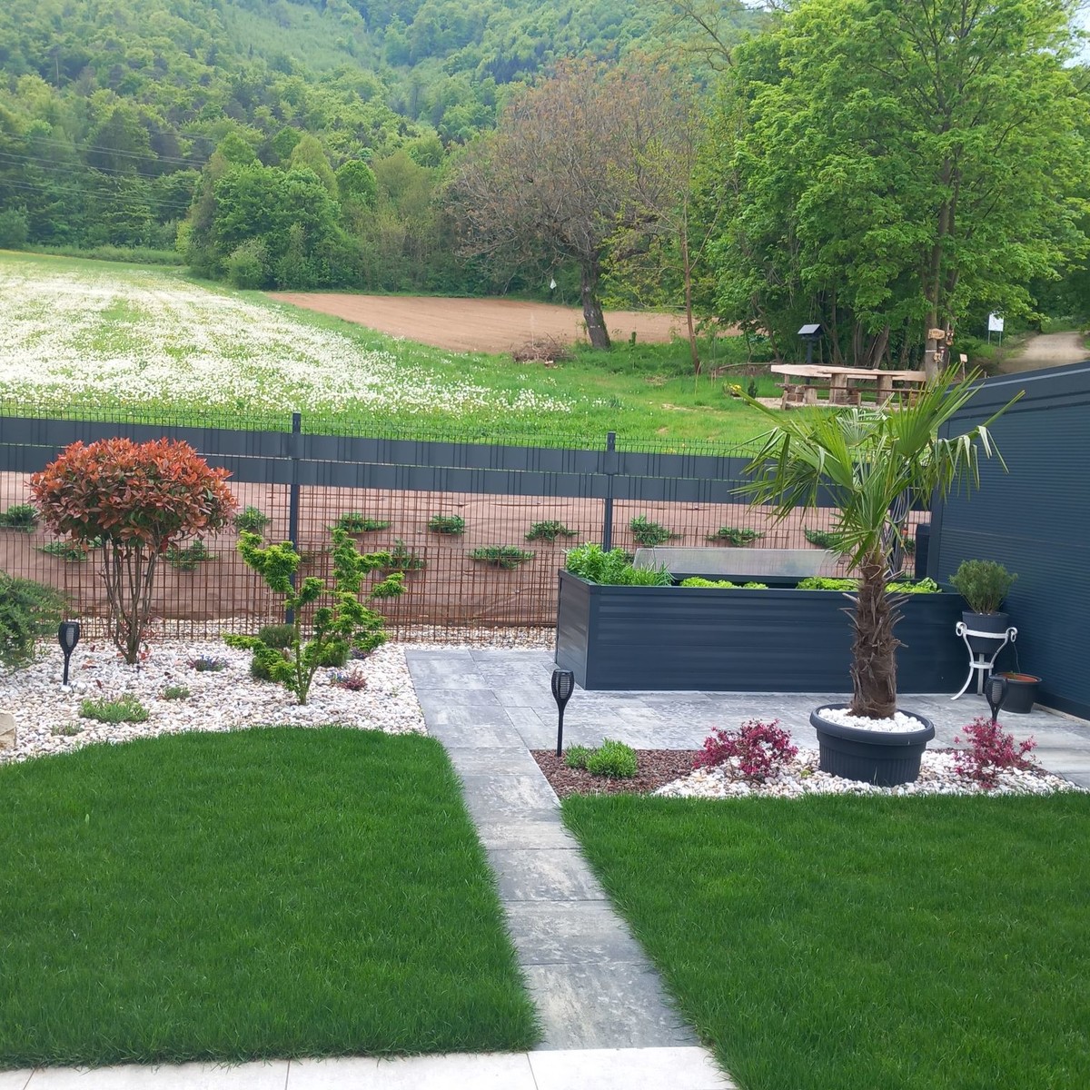 Postavitev visoke grede s plastmi zemlje in komposta