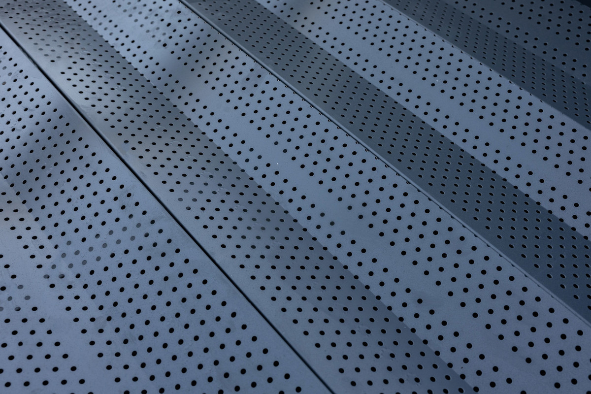 Novost na trgu: Perforirano dno visokih gred – Zakaj je to ključno za zdravje vaših rastlin